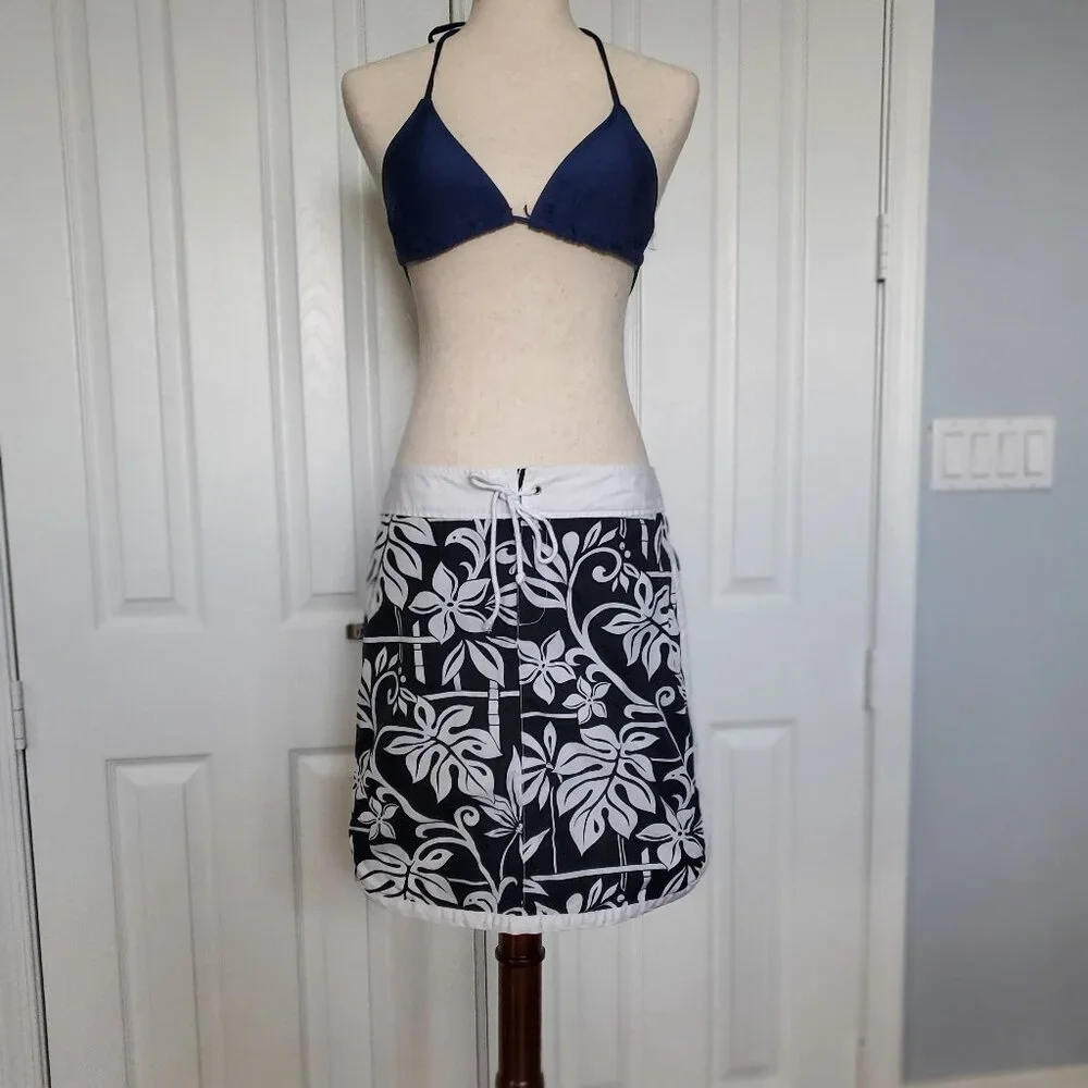 Tommy Bahama Floral Navy and White Skirt Sz 6 - Picture 1 of 9
